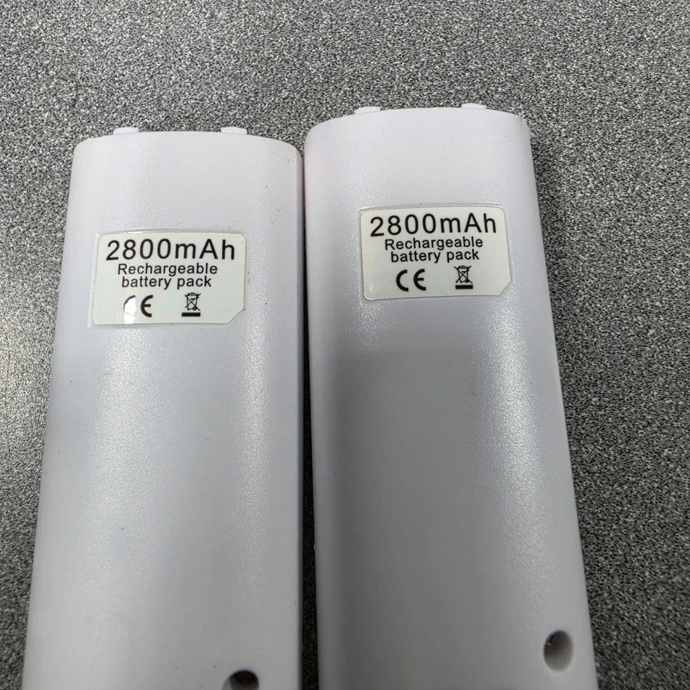 Blue Light Charge Station Wii 4-Port White Excellent 2x 2800mAh Batteries